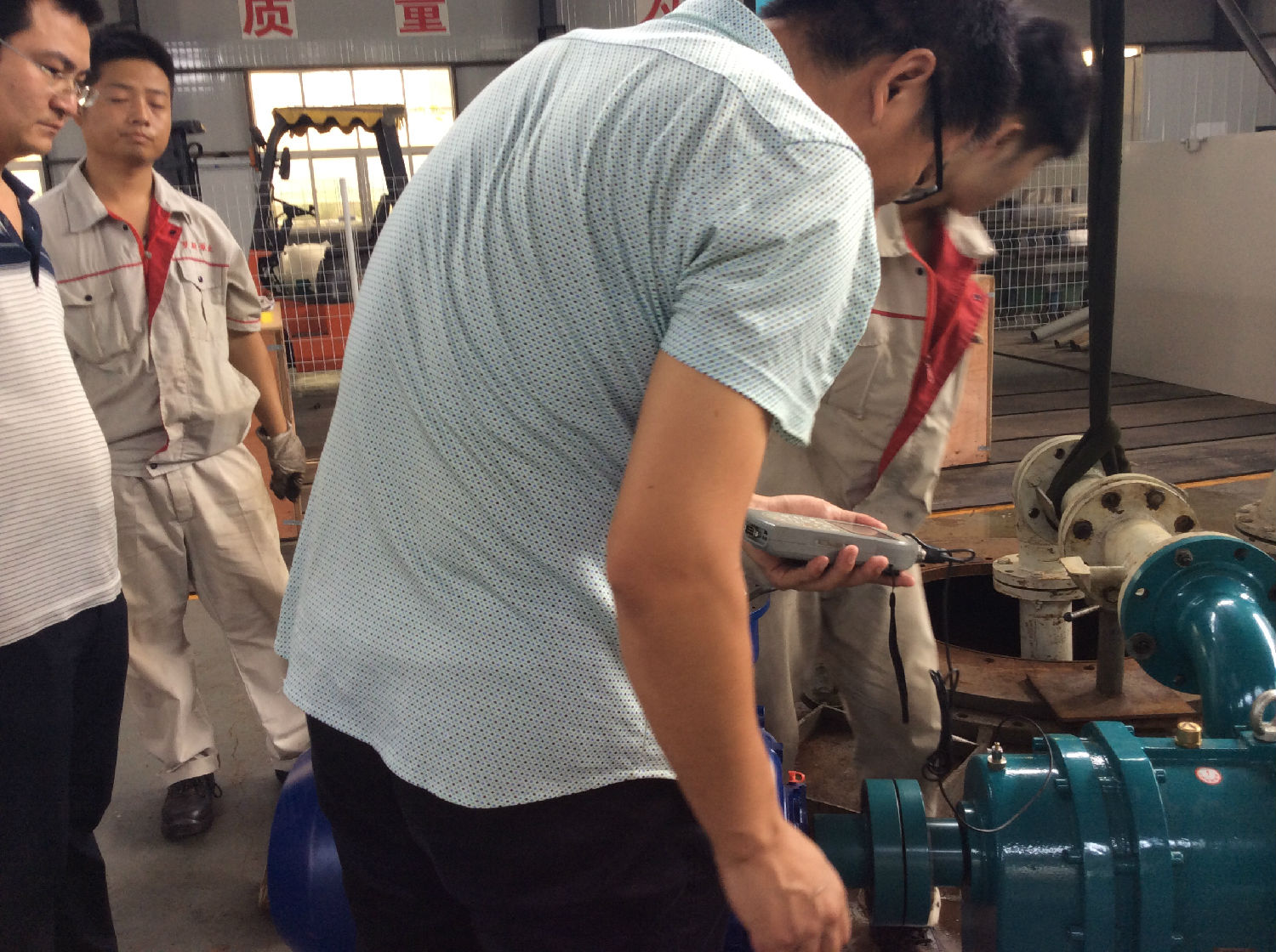 檢測人員使用專業工具進行各項參數檢測